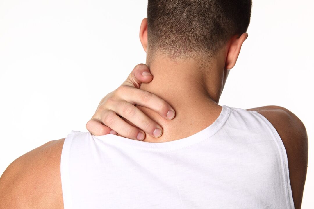 Шейный остеохондроз может сопровождаться дискомфортом и болью в шее. 